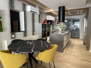 Aménagement Cuisine, plateau rond en stratifié 3482 URB VIS SAMAS (ARPA), effet Marbre noir mat : Prati Cuisine Cholet