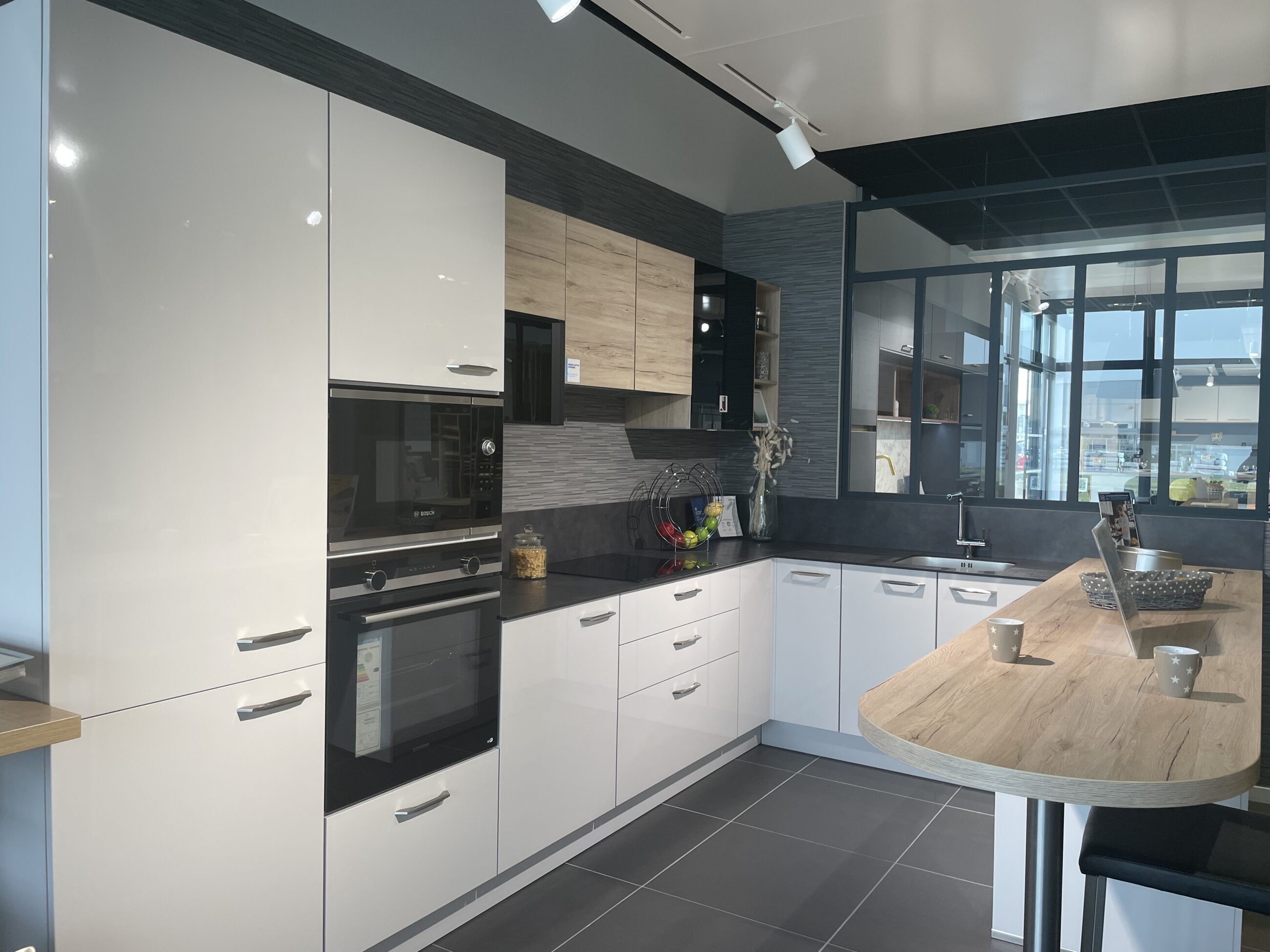 Cuisine complète. Plan de travail et crédence en compact, coloris 3279 Cliff Volcanic Ash (ARPA), cuve sous plan et rainure égouttoir. Plateau de table en stratifié, avec chant plaqué ABS assorti, coloris H1180 ST37 Chêne Halifax Naturel (EGGER) : Ixina Cholet